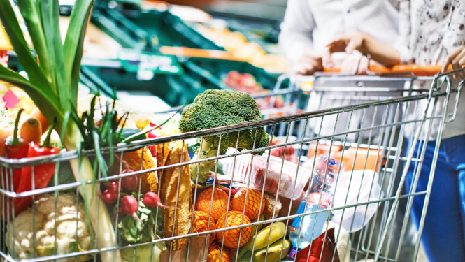 Attēls ar pilniem iepirkumu ratiņiem